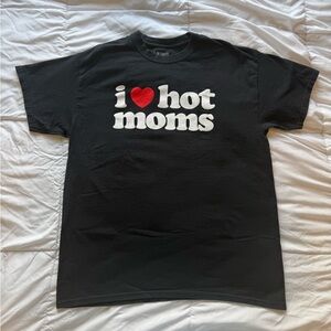 I ❤️ HOT MOMS Danny Duncan Graphic Streetwear Tee Sz L